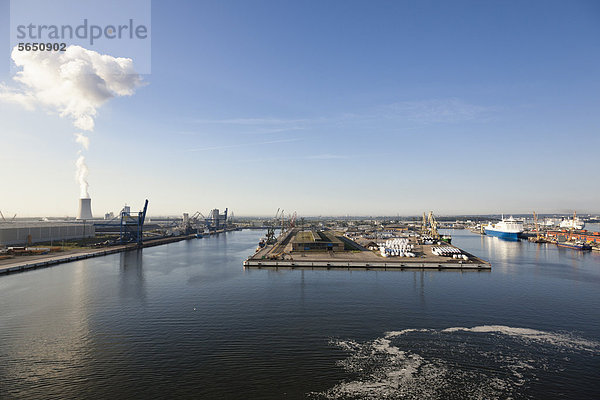 Deutschland  Rostock  Blick auf Hafen und Kraftwerk
