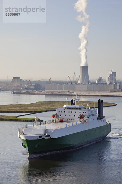 Deutschland  Rostock  Blick auf Schiff mit Hafen und Kraftwerk im Hintergrund