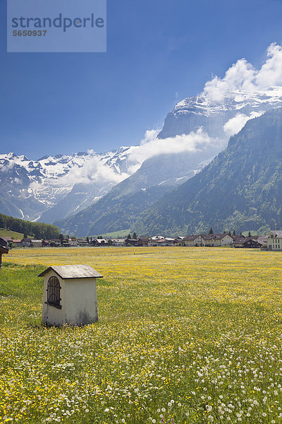 Schweiz  Blick auf Engelberg mit Titlisgletscher