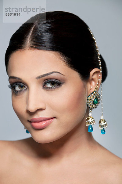 Porträt einer schönen Frau mit Ohrringen