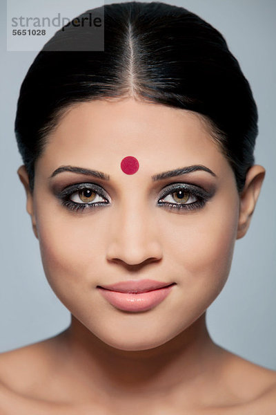 Porträt einer schönen Frau mit einem Bindi