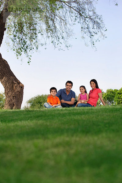 Porträt einer Familie im Park