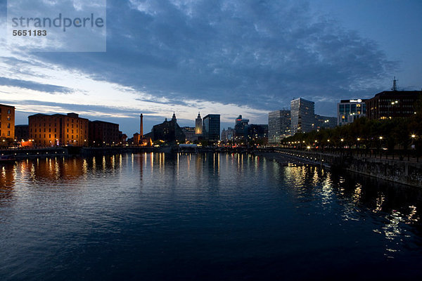 Sonnenuntergang über Wasser  Albert Dock und City-Skyline  Liverpool  UK