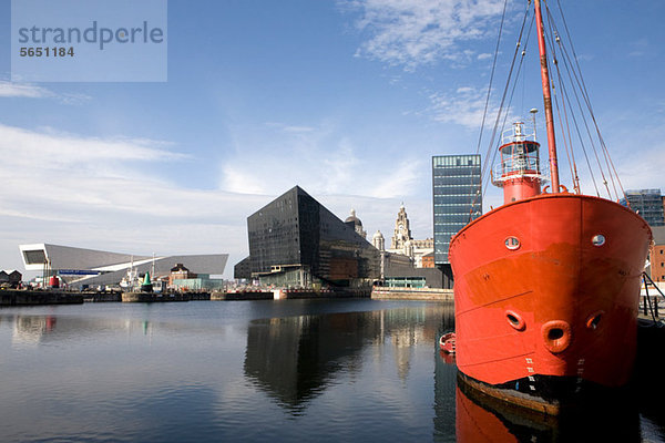Blick auf die Uferpromenade in Richtung Museum of Liverpool und Royal Liver  Liverpool  UK