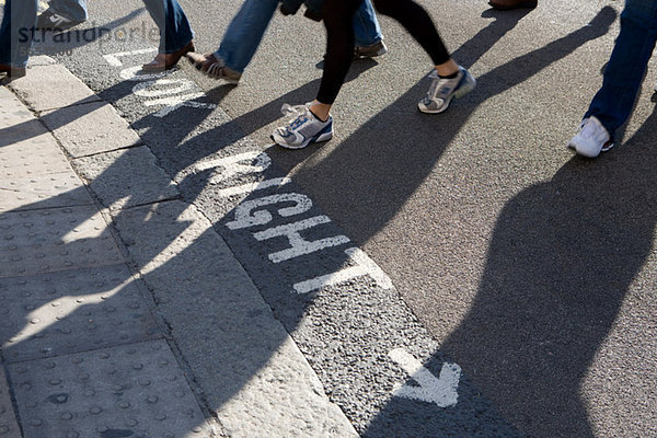 Fußgänger überqueren eine Straße