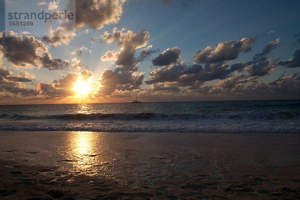 Sonnenuntergang und Meer waschen über Strand  Grand Cayman  Cayman-Inseln