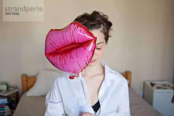 Junge Frau mit Lippen-förmigen Ballon mund