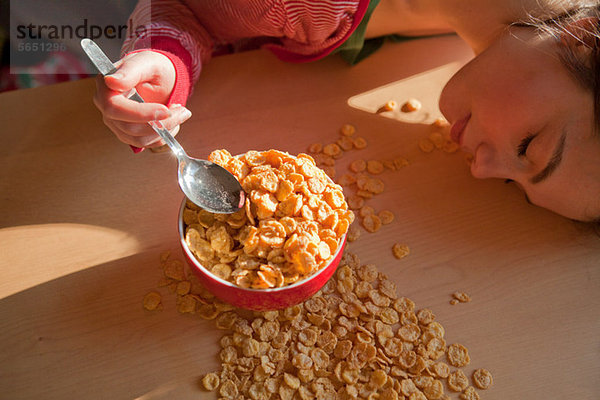 Junge Frau mit verschüttete Müsli