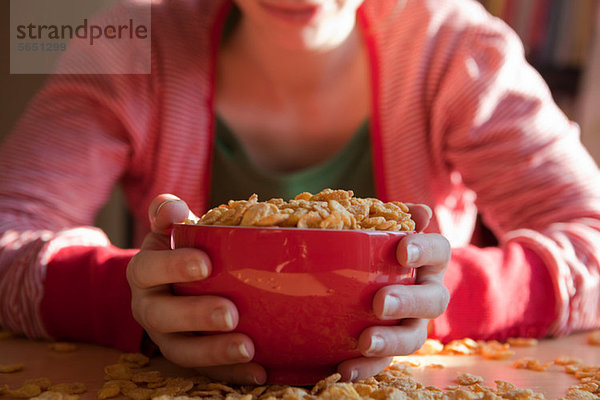 Frau mit Schale und verschüttete Müsli