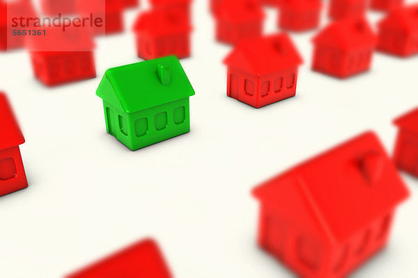 Ein Gewächshaus unter vielen roten Häusern