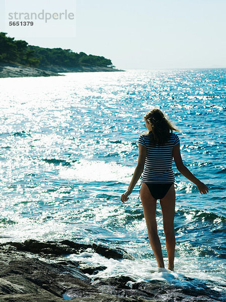 Junge Frau zu Fuß auf dem Meer  Dubrovnik  Kroatien