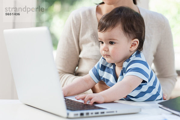 Baby Junge mit Laptop