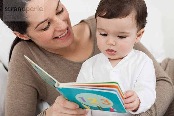 Mutter beim Lesen mit dem kleinen Sohn
