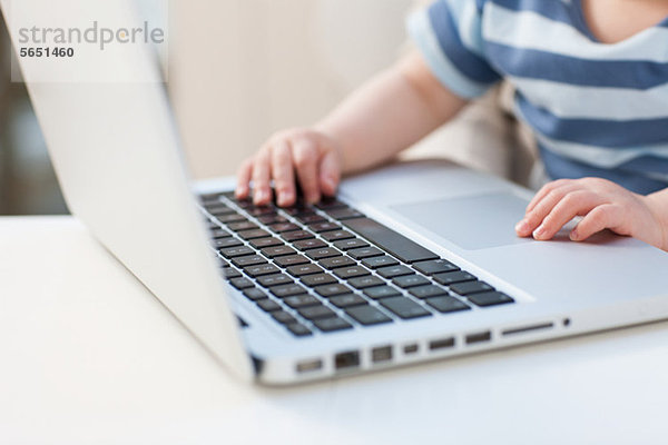 Baby mit einem Laptop