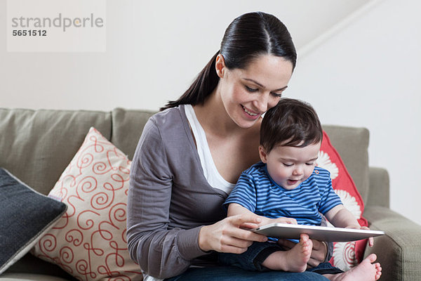 Mutter und Baby beim Betrachten des digitalen Tabletts