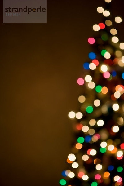 Weihnachtsbeleuchtung am Baum  unscharf eingestellt