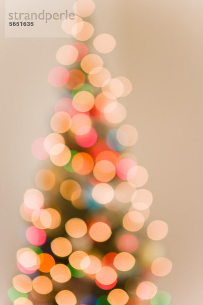Weihnachtsbeleuchtung am Baum  unscharf eingestellt