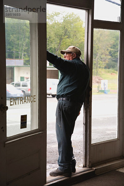 Senior Man im Eingang des Informationsspeichers  Blick