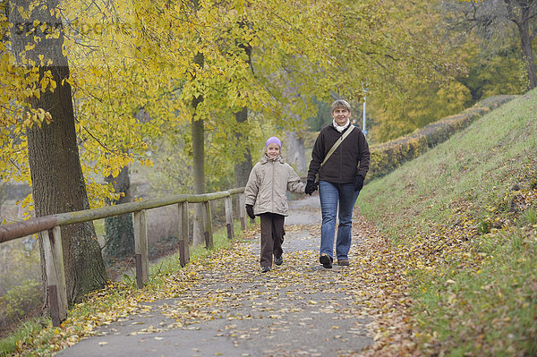 Deutschland  Bayern  Mutter und Tochter beim Wandern im Herbst