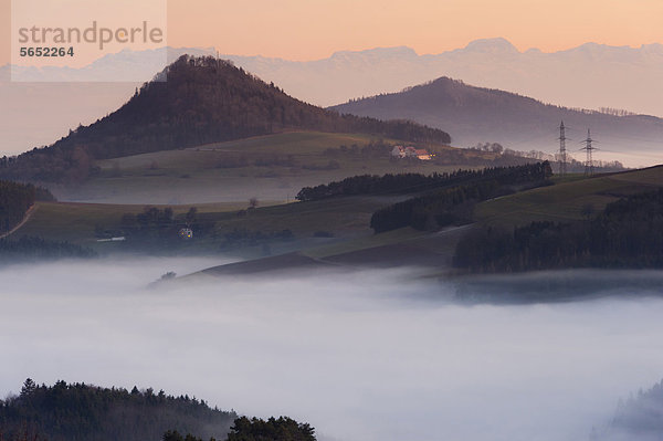 Deutschland  Blick auf neblige Landschaft mit Pylon und Berg