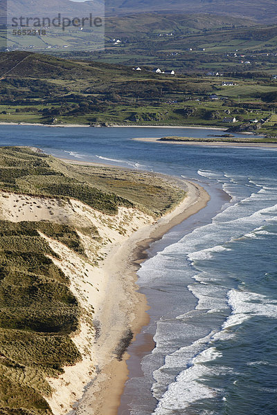 Irland  County Donegal  Blick auf Five Finger Strand und Inishowen Peninsula mit Trawbreaga Bay
