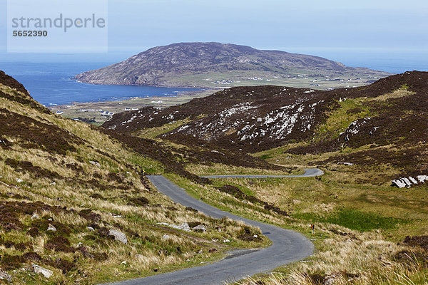 Irland  County Donegal  Blick auf die Straße durch die Hügel