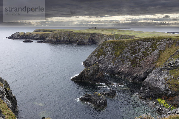 Irland  Grafschaft Donegal  Blick auf Klippe mit Meer