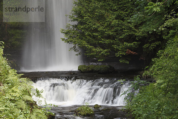 Irland  Connacht  Grafschaft Leitrim  Blick auf den Glencar Wasserfall