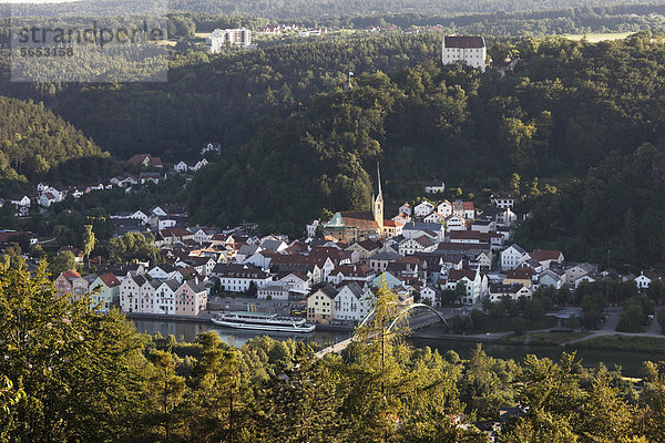 Deutschland  Bayern  Niederbayern  Blick auf Riedenburg mit Schloss Rosenburg