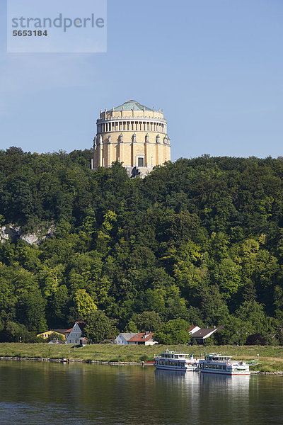 Deutschland  Bayern  Niederbayern  Kehlheim  Ansicht der Befreiungshalle an der Donau
