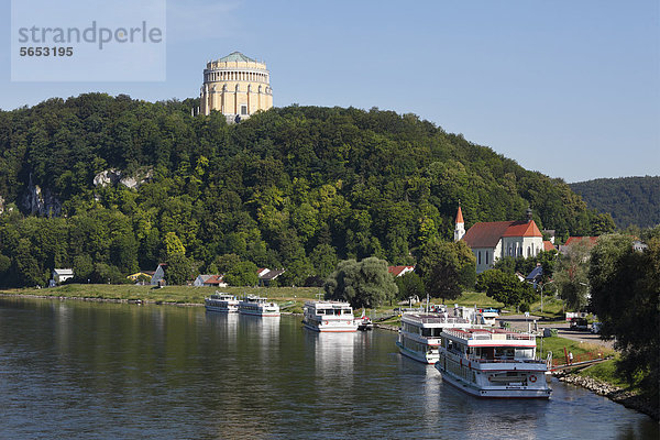 Deutschland  Bayern  Niederbayern  Kehlheim  Ansicht der Befreiungshalle an der Donau