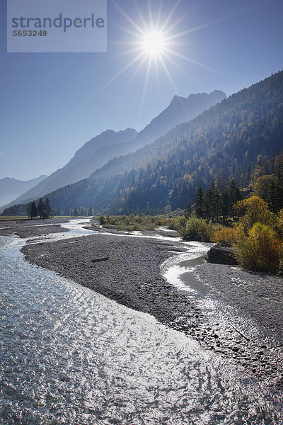 Österreich  Tirol  Blick auf das Karwendelgebirge mit Fluss