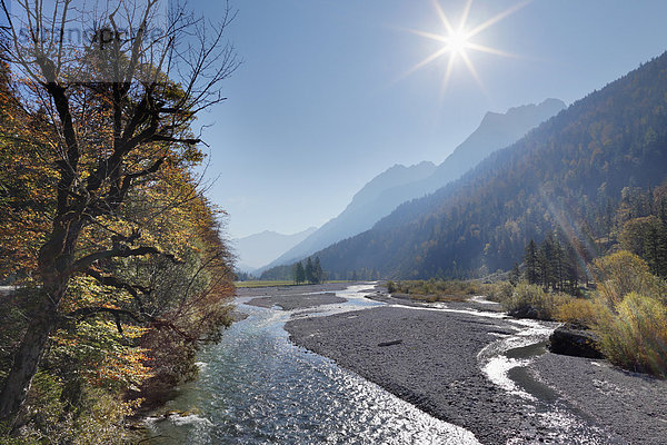 Österreich  Tirol  Blick auf das Karwendelgebirge mit Fluss