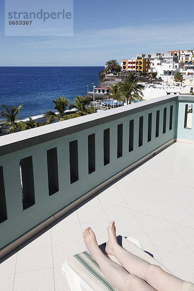 Spanien  Kanarische Inseln  La Palma  Reife Frau ruht auf Balkon