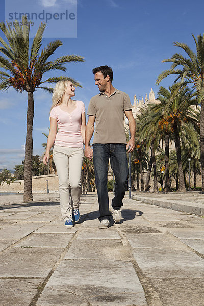 Spanien  Mallorca  Palma  Paar entlang der Allee  lächelnd