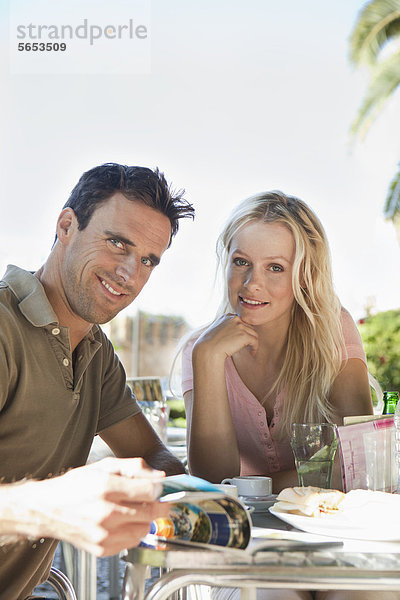 Spanien  Mallorca  Palma  Paar am Tisch sitzend im Café  lächelnd  Portrait