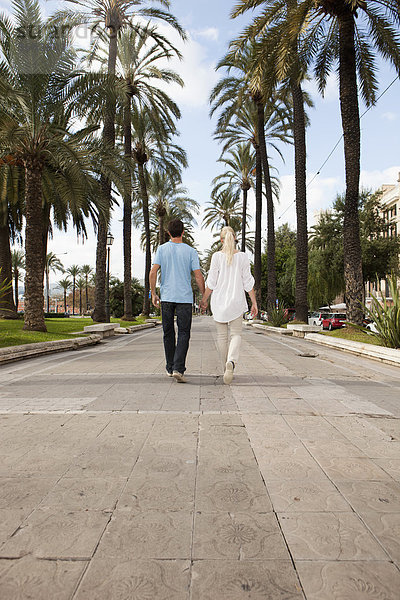 Spanien  Mallorca  Palma  Pärchen zu Fuß entlang der Allee