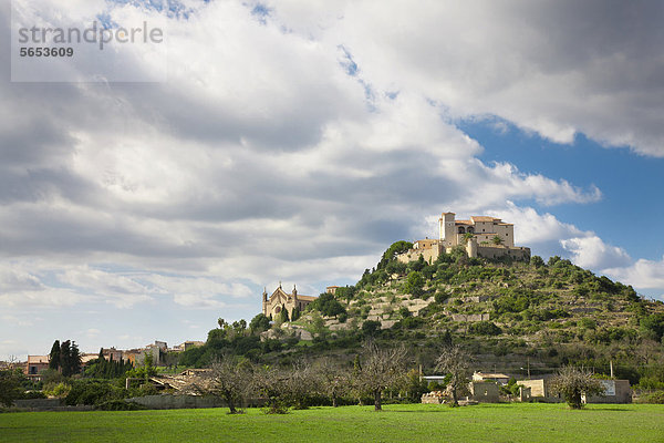 Burg in Stadt Arta auf Mallorca  Spanien  Europa