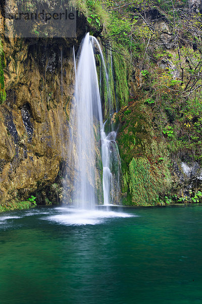 Wasserfall im Herbst  Nationalpark Plitvicer Seen  Kroatien  Europa