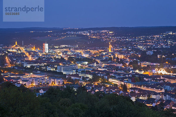 Deutschland  Baden Württemberg  Stadtansicht in der Abenddämmerung