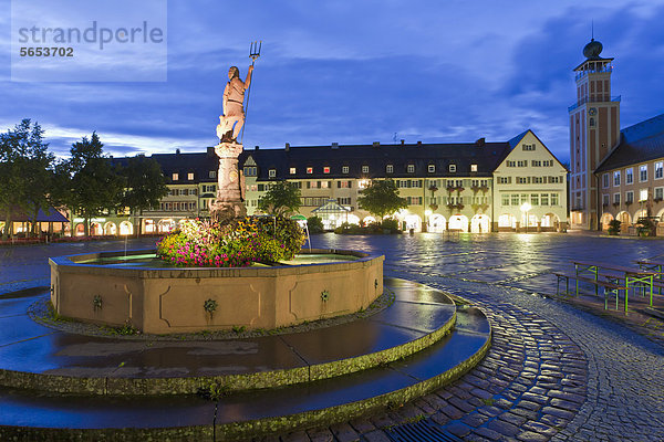 Deutschland  Baden Württemberg  Freudenstadt  Ansicht des Rathauses mit Brunnen bei Nacht