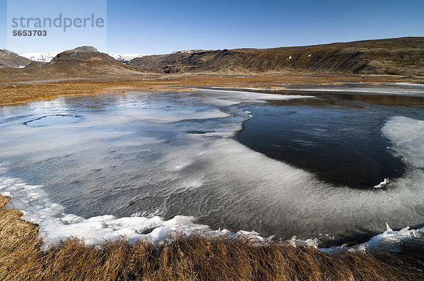 Zum Teil gefrorener See bei DyrhÛlaey  Gletscher M_rdalsjökull  Südkiste  Island  Europa