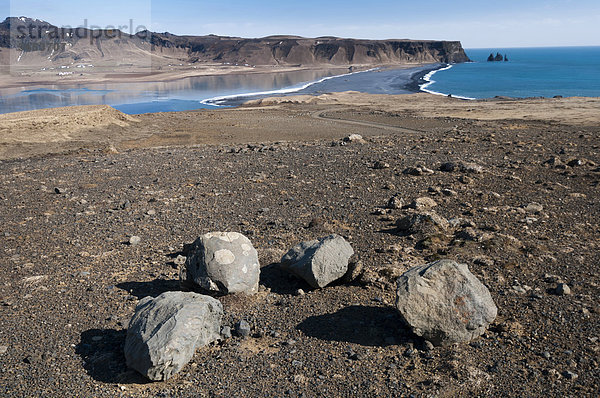 Blick auf die Felsengruppe Reynisdrangar bei VÌk Ì M_rdal  Südküste  Island  Europa