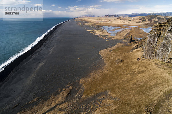 Schwarzer Sandstrand bei DyrhÛlaey  Südküste  Island  Europa