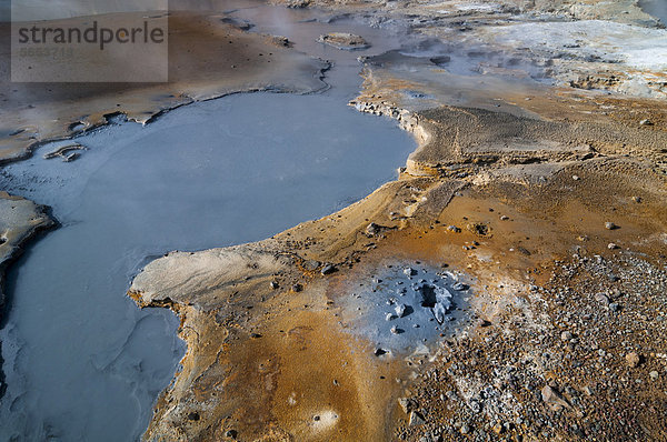Schlammtöpfe  Solfatare  mineralische Ablagerung  Geothermalgebiet Selt_n bei Kr_suvÌk oder KrÌsuvÌk  Halbinsel Reykjanes  Island  Europa
