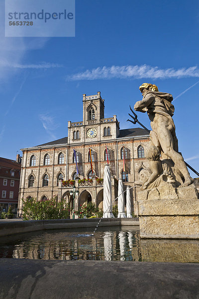 Deutschland  Thüringen  Weimar  Blick auf Neptunbrunnen und Rathaus