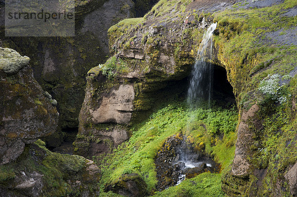 Kleiner Wasserfall am Fluss SkÛga  Wanderweg Fimmvör_uh·ls oder Fimmvörduhals - SkÛgar  Su_urland  Sudurland  Süd-Island  Island  Europa