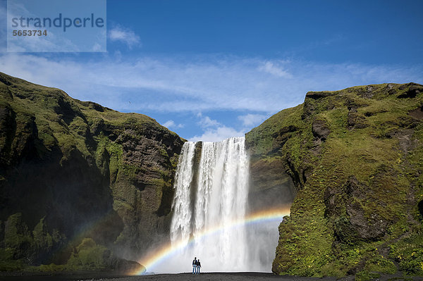 Regenbogen  Paar betrachtet Wasserfall SkÛgafoss am Fluss SkÛga  Ringstraße  Su_urland  Sudurland  Süd-Island  Island  Europa