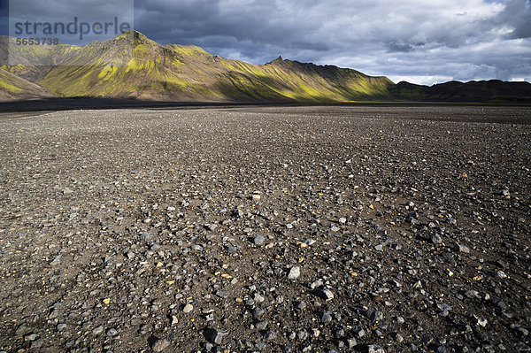 Mit Moos bewachsene Berge und Lavawüste  Landschaft beim See LangisjÛr  Hochland  Island  Europa