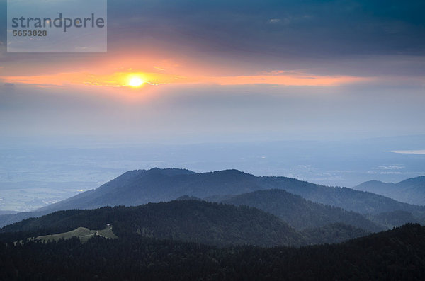 Sonnenuntergang zwischen Wolkenbänken  Blick vom Brauneckgipfel Richtung Westen  Bayern  Deutschland  Europa